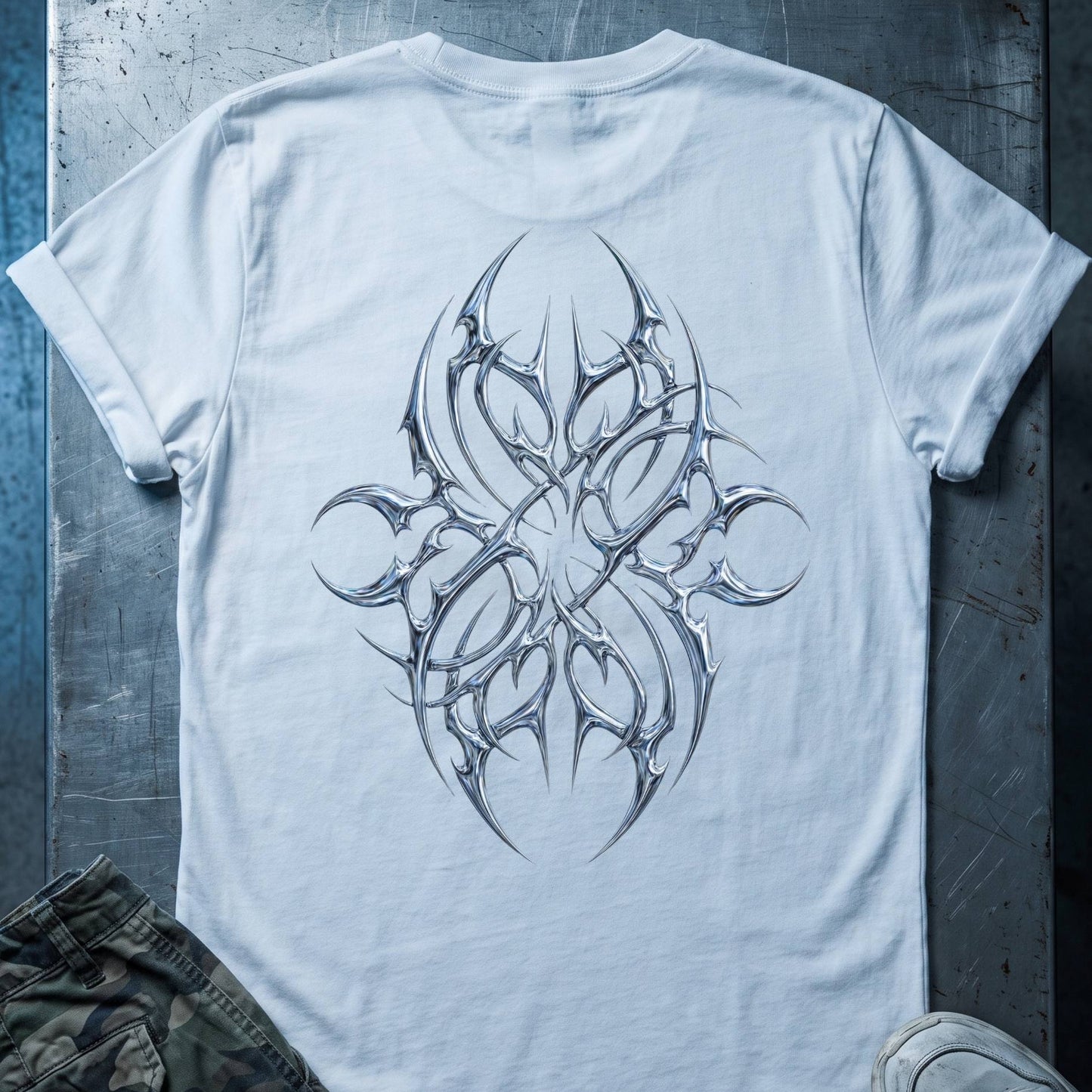 T-shirt graphique dos tribal — Motif tribal flamme argentée